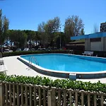 Modern With Shared Pool